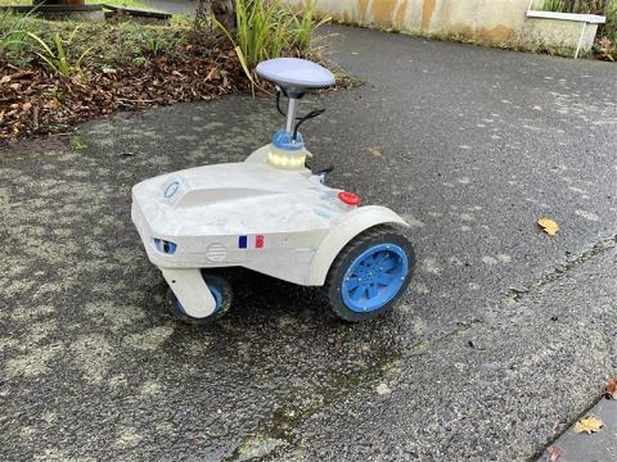 Le robot de traçage sur la chaussée